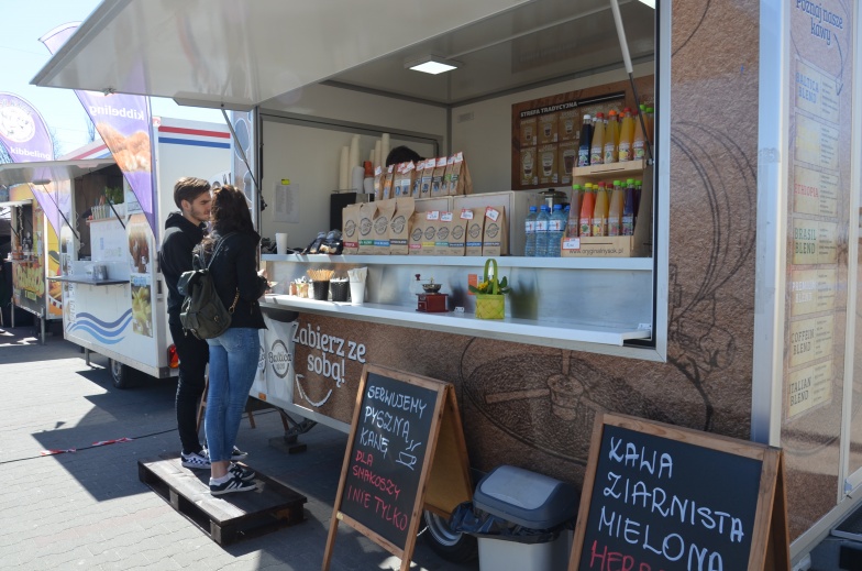 Jest kuchnia polska, holenderska, są węgierskie kołacze i mega hot-dogi. Zlot Foodtrucków 