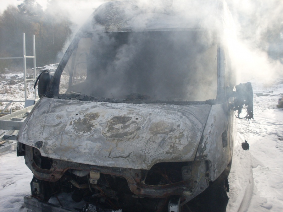 W Ruminie spłonął samochód dostawczy, zabudowania były zagrożone