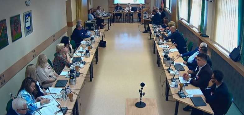 Radni powiatowi przekazali prawie 300 tysięcy. Policji, straży i szpitalowi