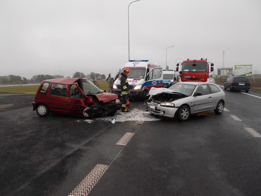 Wypadek na ulicy Ślesińskiej. Zderzyły się dwa auta. Trzy osoby ranne