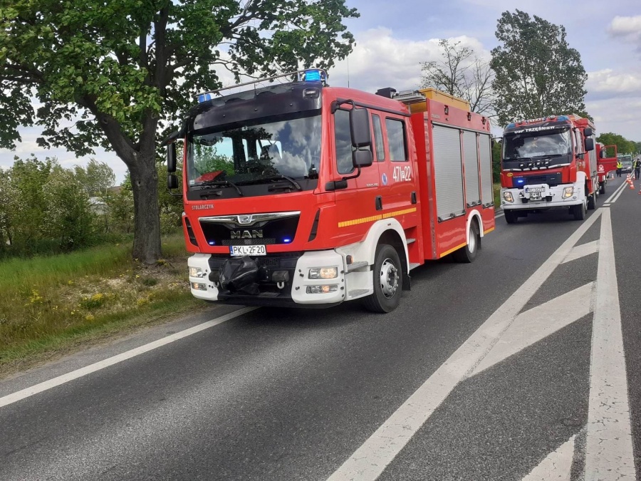 Wypadek na drodze krajowej. Dzieci z rodzicami przewiezieni do szpitala