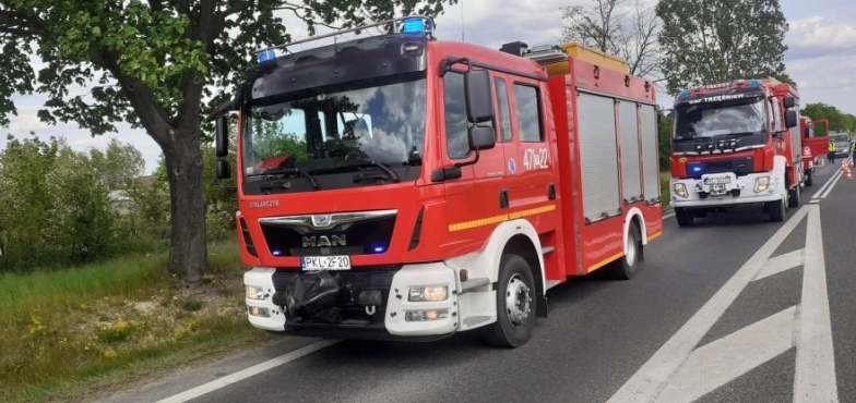 Wypadek na drodze krajowej. Dzieci z rodzicami przewiezieni do szpitala