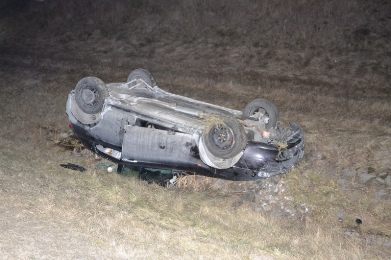 Wypadł z autostrady i zatrzymał się na dachu