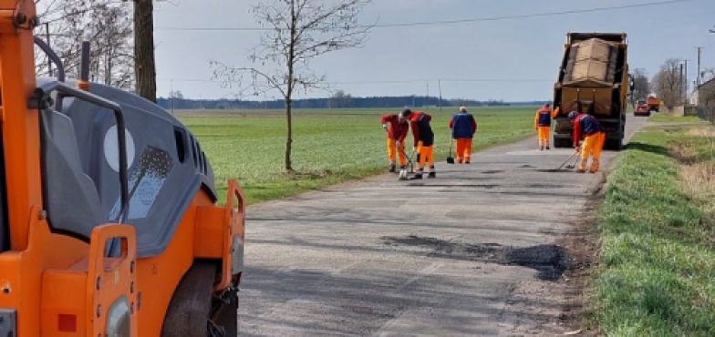 Kierowcy już nie wpadną w dziurę! Trwa uzupełnianie ubytków
