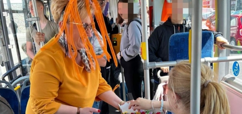 Pani prezes częstowała cukierkami w autobusach i na przystankach 