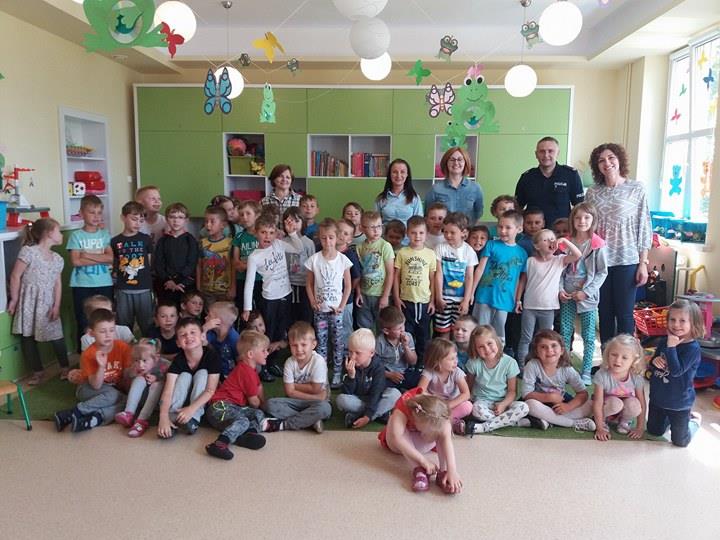 Sekretarz i dzielnicowy czytali bajki dzieciom. Biblioteki włączyły się w akcję