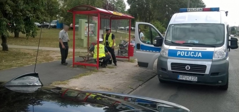 90-latek zasłabł na przystanku. Policjantów zaalarmowała przechodząca kobieta