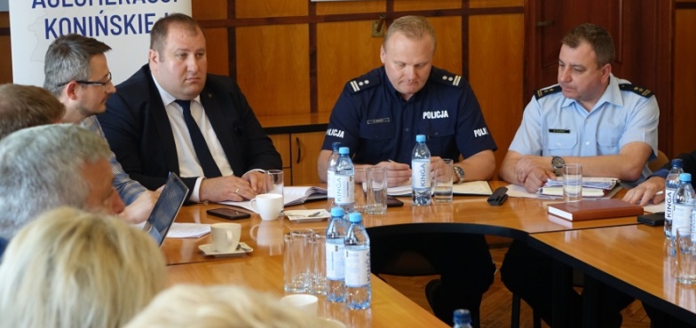 „Nie chodzi o to, żeby policjanci wozili w radiowozach łopaty i 2 worki piasku”