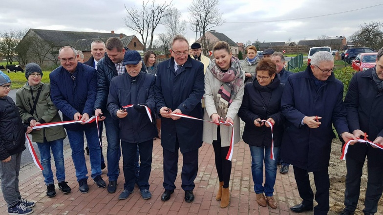 Wstęgę przecinało kilka osób. Oddano chodnik