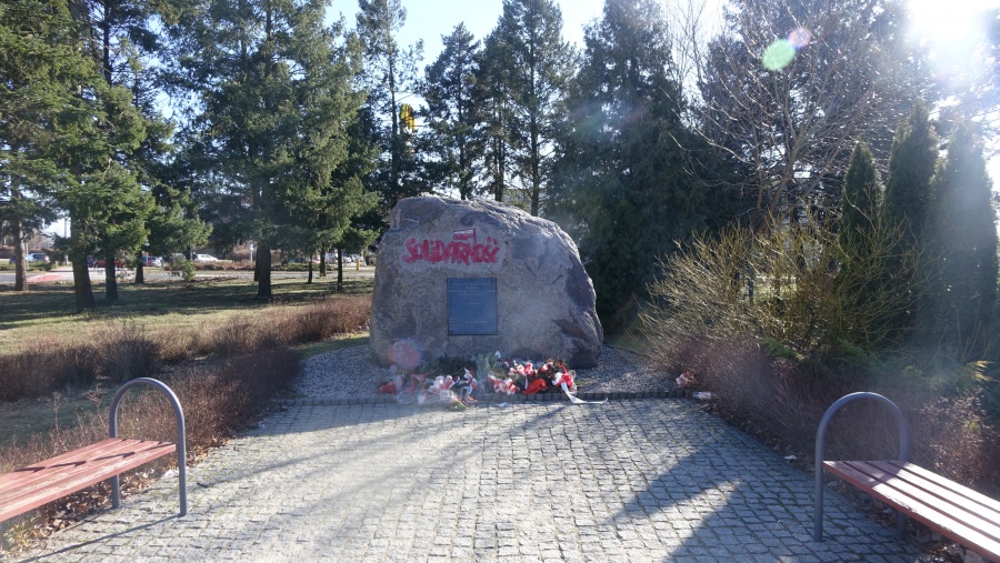 Maszt z flagą stanie przy głazie Solidarności 