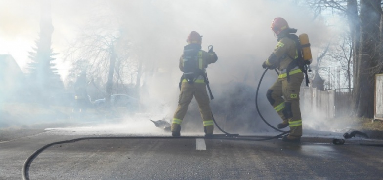 Płonące auto zablokowało drogę. Kierowca trafił do szpitala  