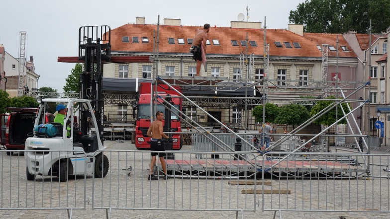 Koncert Świętojański już w sobotę. Na konińskiej Starówce trwa montowanie sceny