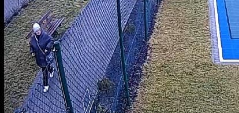 Policja poszukuje kobiety. Uszkodziła lakier na aucie