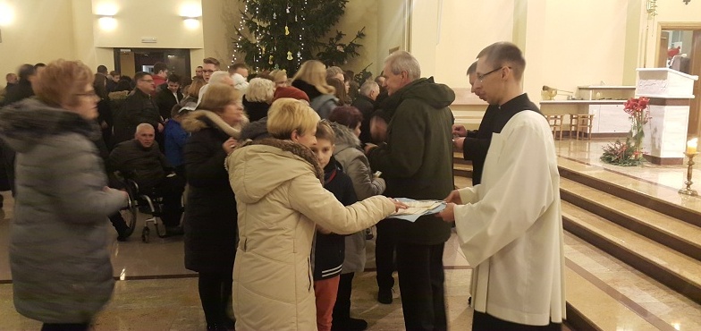 „Dzisiaj Chrystus rozświetla świat swoją miłością”. Można było przełamać się z księżmi opłatkiem 