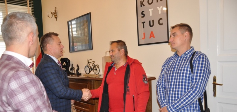 Ratownicy z konińskiego basenu uratowali życie mężczyźnie. Ich profesjonalizm docenił prezydent 