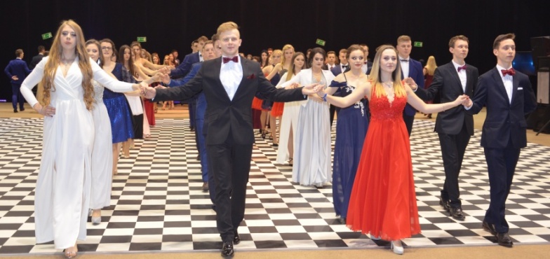 Studniówka I Liceum Ogólnokształcącego. Bal rozpoczął przepiękny polonez