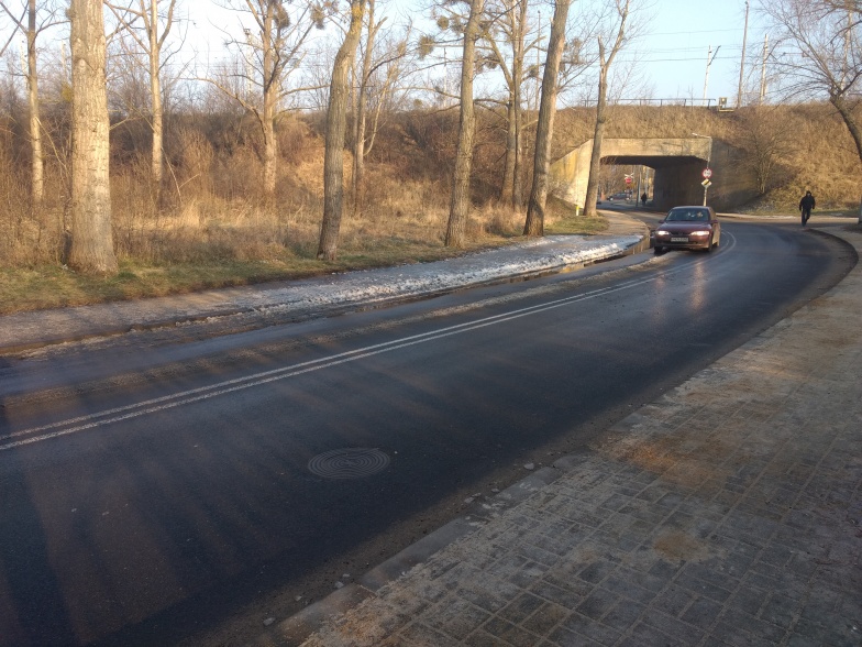 Skąd woda na ulicy Jędrzejewskiego? Gdy zamarza, kierowcy wpadają w poślizg