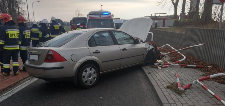 Pijany kierowca wjechał w barierki ochronne. Kolizja w Grąblinie 