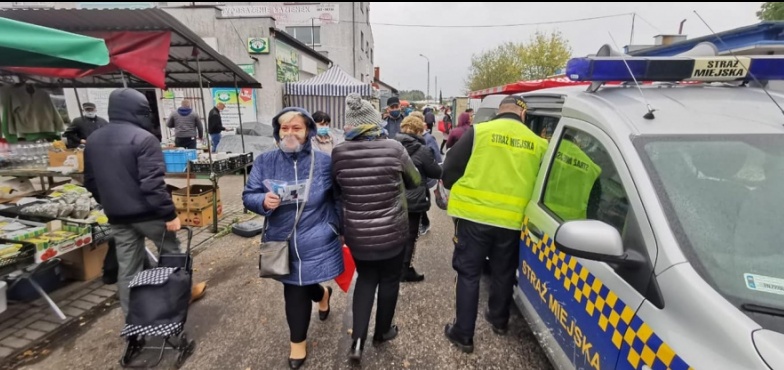 Strażnicy miejscy przypominają o obowiązku noszenia maseczek. Dziś na placu targowym 