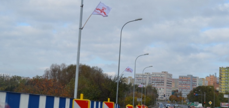 Niepodległościowe flagi zostały wyprane. Znów zdobią miasto