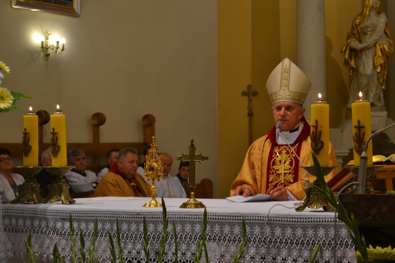 Włosy Jana Pawła II w kleczewskim kościele. Arcybiskup przywiózł relikwie