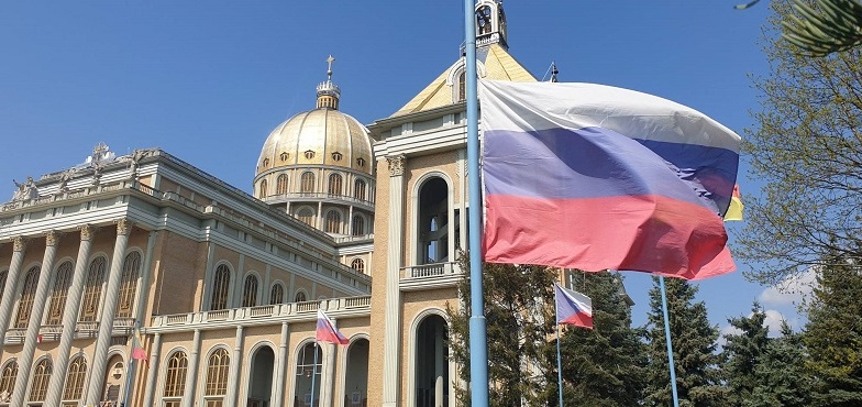 Flaga rosyjska powiewa przed licheńską bazyliką. Opuszczona do połowy masztu