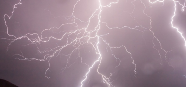 Mogą wystąpić burze z porywami wiatru do 90 km/h, możliwy też grad
