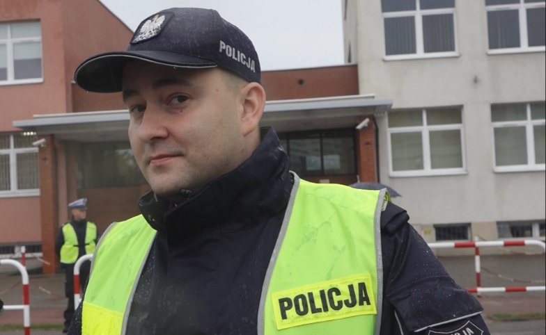 Policjanci sprawdzają przejścia dla pieszych. Rozpoczyna się akcja „Bezpieczna droga do szkoły” (FILM)