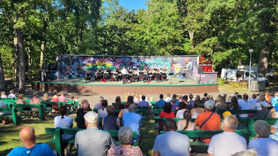 Koncert orkiestry górniczej w parku. Z okazji Święta Wojska Polskiego