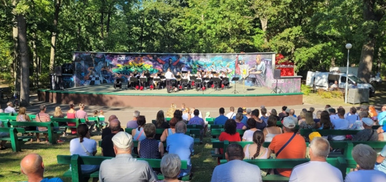 Koncert orkiestry górniczej w parku. Z okazji Święta Wojska Polskiego