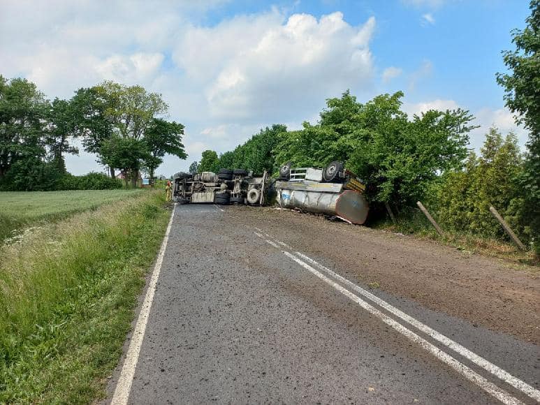 Ciężarówka przewróciła się na drogę. Kierowca na łuku stracił panowanie nad pojazdem  