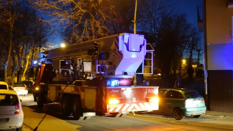 Cztery wozy strażackie przed blokiem. Ktoś poczuł gaz w klatce schodowej 