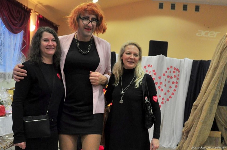 Drag queen w Jabłonce. Gmina Kleczew też zagrała dla orkiestry