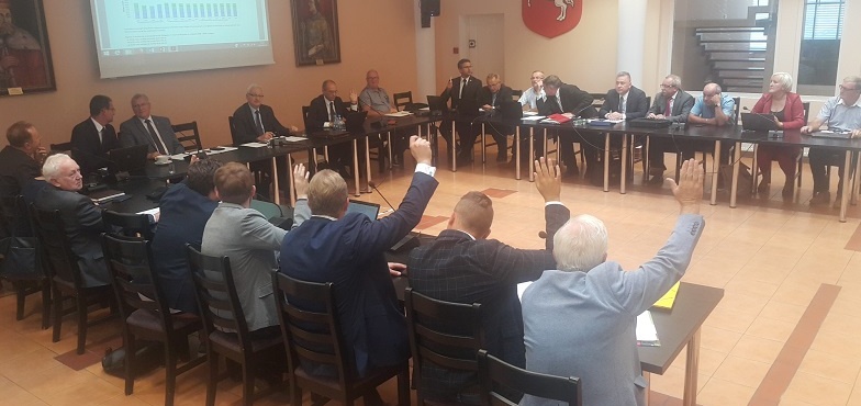 „Trzeba przerwać mechanizm chowania środków po dziurach”. Dyskusja na sesji 