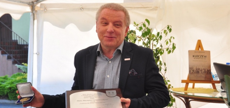 Promocja najnowszej książki Macieja Grzeszczaka i odznaka dla autora 