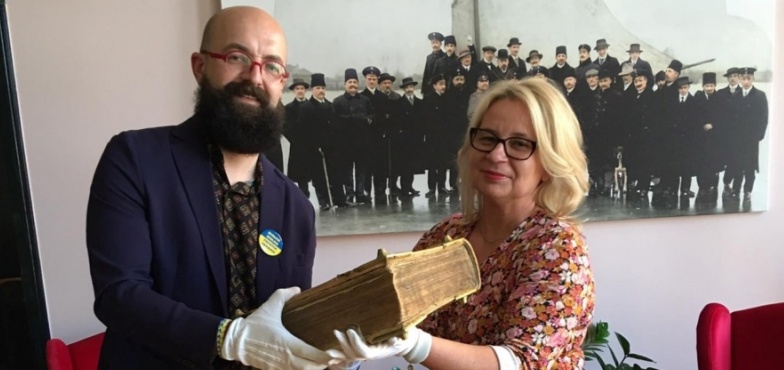 To najcenniejszy starodruk, jaki otrzymała biblioteka. Przekazała go radna 