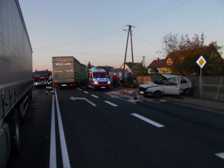 Zderzenie ciężarówki z osobowym. Dwie osoby w szpitalu