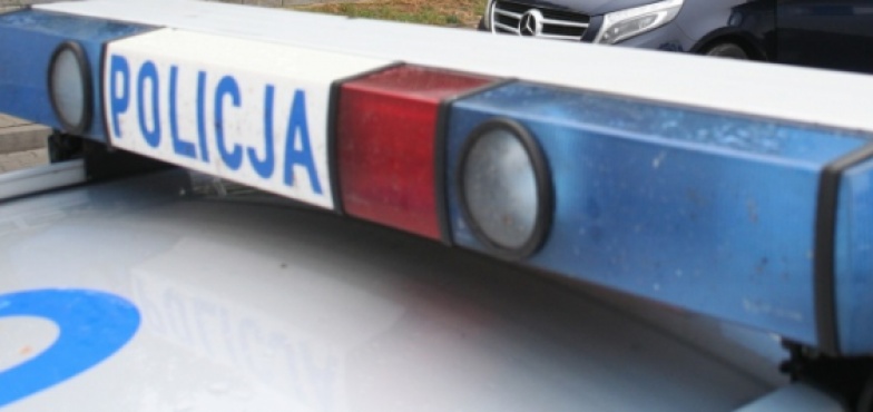 Strażacy i policjanci jechali do wypadku. Sami wpadli w poślizg