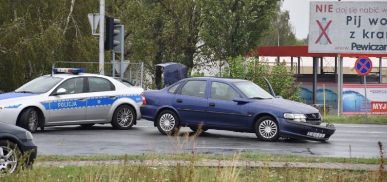 Wypadek na skrzyżowaniu. Kierowca BMW nie zatrzymał się na czerwonym świetle
