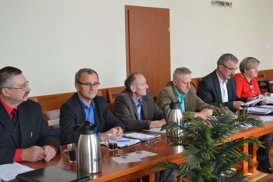 Plan budowy ścieżek rowerowych nie podoba się radnym. Chcą poprawić bezpieczeństwo, a nie estetykę gminy