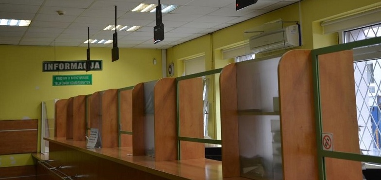 Starostwo znów wprowadza ograniczenia w wydziale komunikacji. Trzeba wcześniej zarezerwować wizytę