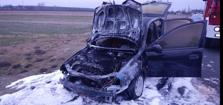 Paliły się dwa samochody. Ogień w komorze silnika  