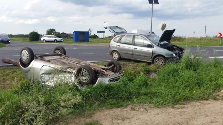 Wypadek w miejscowości Wierzbie. Fordem i renaultem jechało dwoje dorosłych i dziecko 