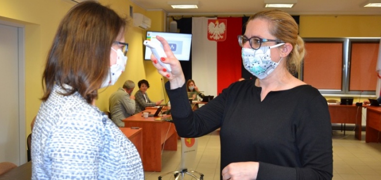 Z gorączką na obrady nie wpuszczą. Każdy ma mierzoną temperaturę