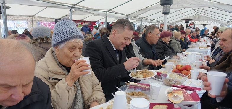 Prezydent podzielił się opłatkiem z mieszkańcami i usiadł z nimi przy wigilijnym stole