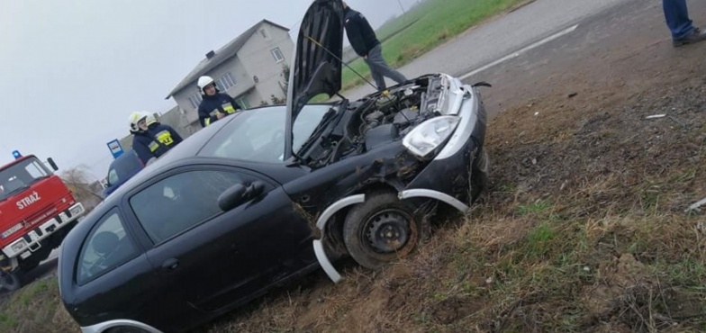 Strażacy ewakuowali kierowcę. Auto na boku