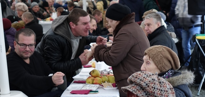 Wigilia dla mieszkańców na placu Wolności. Dzień wcześniej w ratuszu opłatkiem połamią się samorządowcy  