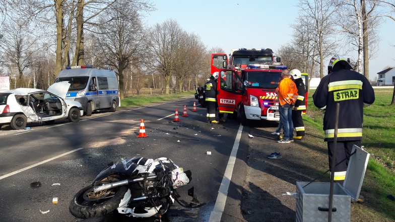 Samochód zderzył się z motocyklem. Trzy osoby ranne 