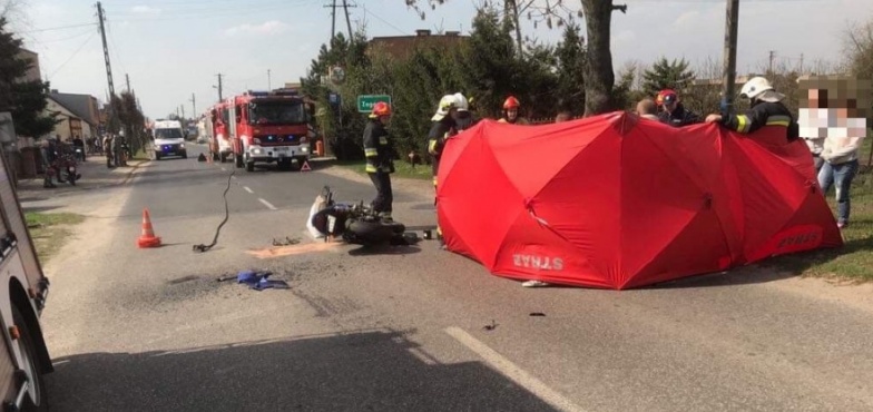 Motocyklista trafił do szpitala. Jednośladem wjechał w przyczepkę 