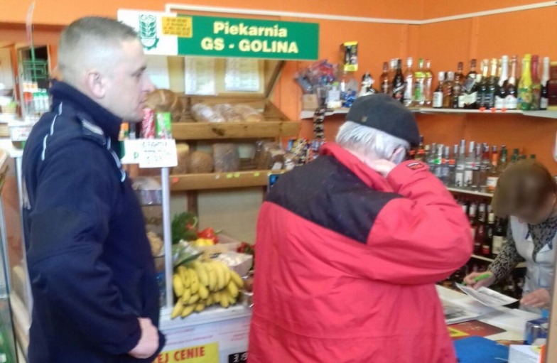 Policjanci skontrolowali sklepy. Największy problem – picie przed drzwiami 